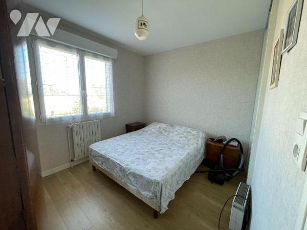 A VENDRE à Vitré, venez découvrir cette maison d'environ 80 m² comprenant sur un même niveau : ...