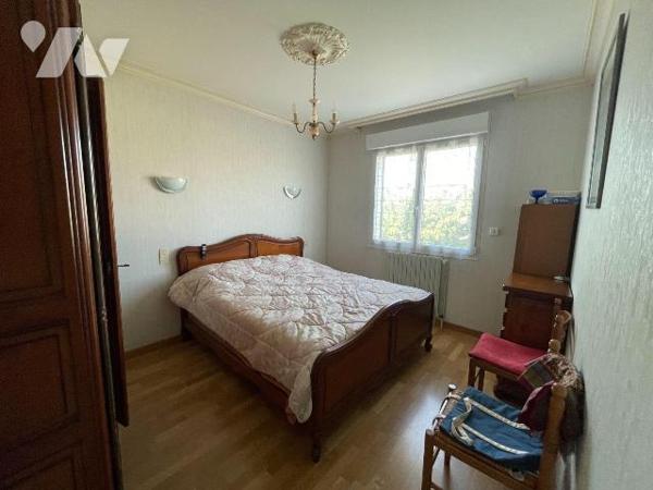 A VENDRE à Vitré, venez découvrir cette maison d'environ 80 m² comprenant sur un même niveau : ...