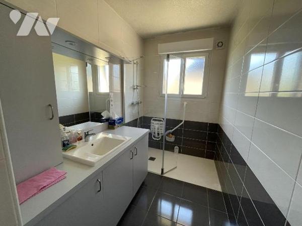 A VENDRE à Vitré, venez découvrir cette maison d'environ 80 m² comprenant sur un même niveau : ...