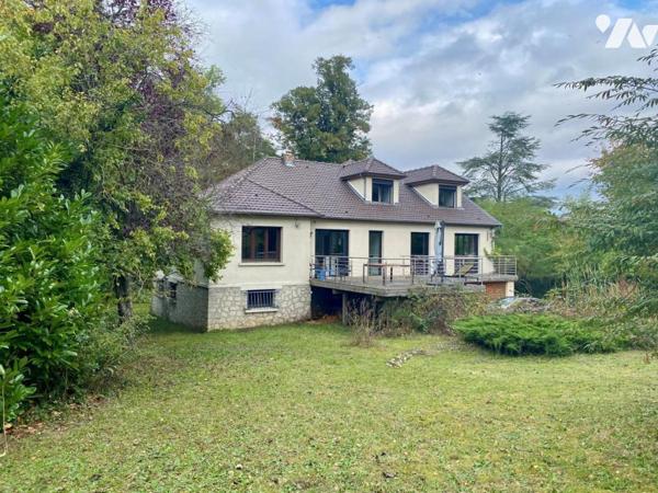 En exclusivité à Champigny, au coeur d'un parc verdoyant de 2511 m² et à proximité de tous comm...