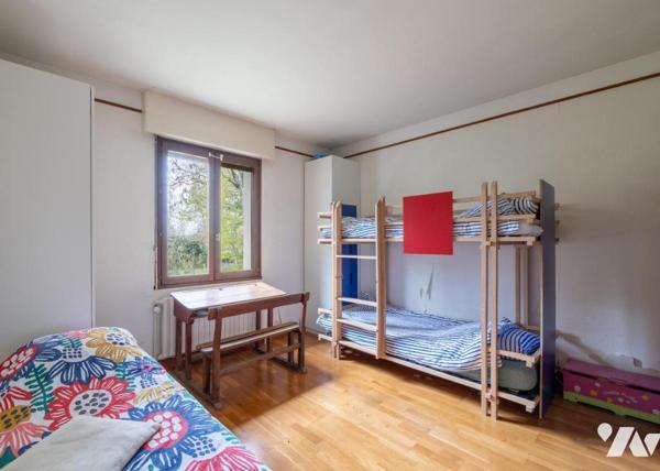 En exclusivité à Champigny, au coeur d'un parc verdoyant de 2511 m² et à proximité de tous comm...