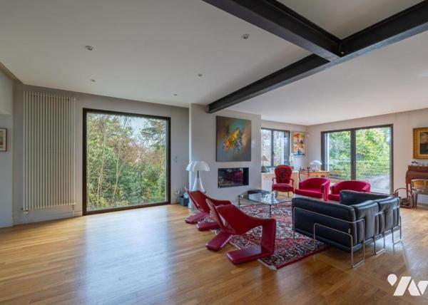 En exclusivité à Champigny, au coeur d'un parc verdoyant de 2511 m² et à proximité de tous comm...