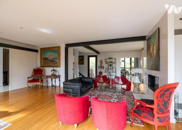 En exclusivité à Champigny, au coeur d'un parc verdoyant de 2511 m² et à proximité de tous comm...