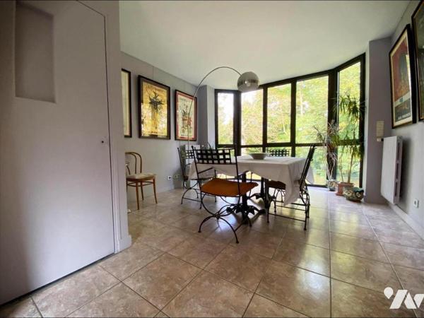 En exclusivité à Champigny, au coeur d'un parc verdoyant de 2511 m² et à proximité de tous comm...