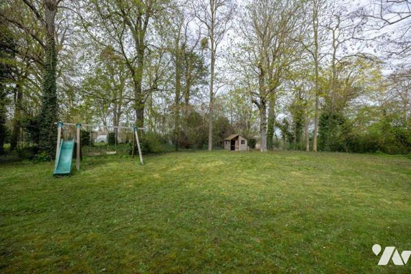 En exclusivité à Champigny, au coeur d'un parc verdoyant de 2511 m² et à proximité de tous comm...