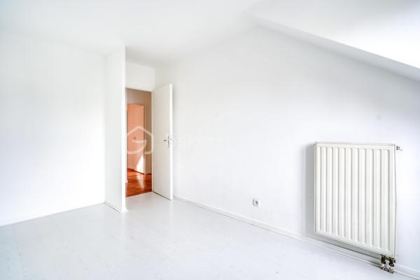 Charmante maison familiale de 81 m² loi carrez (96 m² de surface utile) de 2003, offrant un cadre de vie agréable et fonctionnel, idéal pour une famille à la recherche d'un bien clé en main et voulant bénéficier de faibles consommations énergétiques.

🏠 Description générale

Au rez-de-chaussée, vous découvrirez une entrée avec placard qui mène directement vers une cuisine pratique et bien agencée. Le séjour, lumineux et convivial, permet d’aménager un véritable espace de vie donnant accès au jardin. Un double WC ainsi qu’un dégagement complètent ce niveau.
L’escalier dessert l’étage et permet une circulation fluide et optimisée.

À l’étage, la maison propose une chambre parentale équipée d’un placard intégré et disposant de sa salle d’eau privative, un vrai atout pour le confort quotidien. Deux autres chambres viennent compléter l’espace nuit, idéales pour des enfants, un bureau ou une chambre d’ami. On retrouve également une salle de bain indépendante ainsi qu’un double WC sur ce niveau. Le palier offre un espace de circulation agréable entre les différents espaces.


🌳 Extérieurs et prestations supplémentaires

L’extérieur dispose d’un jardin privatif, parfait pour profiter des beaux jours, accueillir des enfants ou organiser des moments conviviaux.
Un garage fermé attenant 🚗 et une place extérieure de stationnement privative viennent compléter l’ensemble, offrant rangement, stationnement et praticité.

Côté confort, la maison est équipée d’un chauffage individuel au gaz 🔥, permettant une maîtrise de vos dépenses.
Le DPE est classé C, ce qui garantit une bonne performance énergétique et offre, aux futurs acquéreurs, la possibilité d'obtenir un financement avantageux auprès des banques.
Les charges de copropriété sont faibles, un point fort pour optimiser votre budget.
Taxe foncière 2025 : 2141 €

🚇 Transports & environnement

La maison bénéficie d’une localisation idéale avec :

🚌 Des lignes de bus à proximité immédiate, facilitant les déplacements au quotidien

🚉 Le RER D accessible environ à 5 minutes à pied

🚊 Le Tram T12, également accessible à pied pour rejoindre Massy ou les pôles d’activités avoisinants

🛍️ Proximité des commerces, écoles, services, ce qui en fait un quartier pratique et recherché