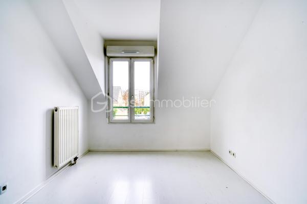 Charmante maison familiale de 81 m² loi carrez (96 m² de surface utile) de 2003, offrant un cadre de vie agréable et fonctionnel, idéal pour une famille à la recherche d'un bien clé en main et voulant bénéficier de faibles consommations énergétiques.

🏠 Description générale

Au rez-de-chaussée, vous découvrirez une entrée avec placard qui mène directement vers une cuisine pratique et bien agencée. Le séjour, lumineux et convivial, permet d’aménager un véritable espace de vie donnant accès au jardin. Un double WC ainsi qu’un dégagement complètent ce niveau.
L’escalier dessert l’étage et permet une circulation fluide et optimisée.

À l’étage, la maison propose une chambre parentale équipée d’un placard intégré et disposant de sa salle d’eau privative, un vrai atout pour le confort quotidien. Deux autres chambres viennent compléter l’espace nuit, idéales pour des enfants, un bureau ou une chambre d’ami. On retrouve également une salle de bain indépendante ainsi qu’un double WC sur ce niveau. Le palier offre un espace de circulation agréable entre les différents espaces.


🌳 Extérieurs et prestations supplémentaires

L’extérieur dispose d’un jardin privatif, parfait pour profiter des beaux jours, accueillir des enfants ou organiser des moments conviviaux.
Un garage fermé attenant 🚗 et une place extérieure de stationnement privative viennent compléter l’ensemble, offrant rangement, stationnement et praticité.

Côté confort, la maison est équipée d’un chauffage individuel au gaz 🔥, permettant une maîtrise de vos dépenses.
Le DPE est classé C, ce qui garantit une bonne performance énergétique et offre, aux futurs acquéreurs, la possibilité d'obtenir un financement avantageux auprès des banques.
Les charges de copropriété sont faibles, un point fort pour optimiser votre budget.
Taxe foncière 2025 : 2141 €

🚇 Transports & environnement

La maison bénéficie d’une localisation idéale avec :

🚌 Des lignes de bus à proximité immédiate, facilitant les déplacements au quotidien

🚉 Le RER D accessible environ à 5 minutes à pied

🚊 Le Tram T12, également accessible à pied pour rejoindre Massy ou les pôles d’activités avoisinants

🛍️ Proximité des commerces, écoles, services, ce qui en fait un quartier pratique et recherché