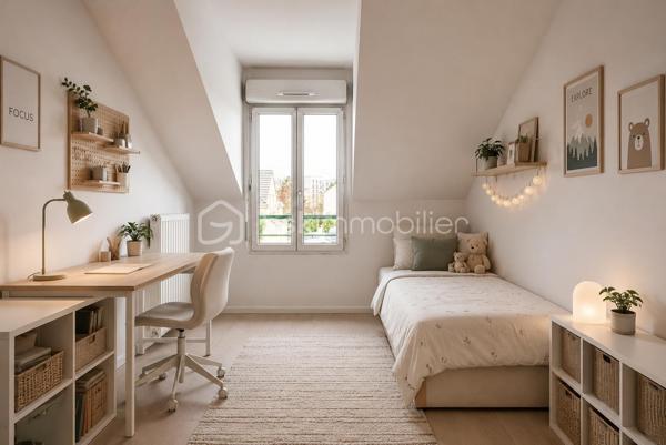 Charmante maison familiale de 81 m² loi carrez (96 m² de surface utile) de 2003, offrant un cadre de vie agréable et fonctionnel, idéal pour une famille à la recherche d'un bien clé en main et voulant bénéficier de faibles consommations énergétiques.

🏠 Description générale

Au rez-de-chaussée, vous découvrirez une entrée avec placard qui mène directement vers une cuisine pratique et bien agencée. Le séjour, lumineux et convivial, permet d’aménager un véritable espace de vie donnant accès au jardin. Un double WC ainsi qu’un dégagement complètent ce niveau.
L’escalier dessert l’étage et permet une circulation fluide et optimisée.

À l’étage, la maison propose une chambre parentale équipée d’un placard intégré et disposant de sa salle d’eau privative, un vrai atout pour le confort quotidien. Deux autres chambres viennent compléter l’espace nuit, idéales pour des enfants, un bureau ou une chambre d’ami. On retrouve également une salle de bain indépendante ainsi qu’un double WC sur ce niveau. Le palier offre un espace de circulation agréable entre les différents espaces.


🌳 Extérieurs et prestations supplémentaires

L’extérieur dispose d’un jardin privatif, parfait pour profiter des beaux jours, accueillir des enfants ou organiser des moments conviviaux.
Un garage fermé attenant 🚗 et une place extérieure de stationnement privative viennent compléter l’ensemble, offrant rangement, stationnement et praticité.

Côté confort, la maison est équipée d’un chauffage individuel au gaz 🔥, permettant une maîtrise de vos dépenses.
Le DPE est classé C, ce qui garantit une bonne performance énergétique et offre, aux futurs acquéreurs, la possibilité d'obtenir un financement avantageux auprès des banques.
Les charges de copropriété sont faibles, un point fort pour optimiser votre budget.
Taxe foncière 2025 : 2141 €

🚇 Transports & environnement

La maison bénéficie d’une localisation idéale avec :

🚌 Des lignes de bus à proximité immédiate, facilitant les déplacements au quotidien

🚉 Le RER D accessible environ à 5 minutes à pied

🚊 Le Tram T12, également accessible à pied pour rejoindre Massy ou les pôles d’activités avoisinants

🛍️ Proximité des commerces, écoles, services, ce qui en fait un quartier pratique et recherché