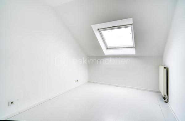 Charmante maison familiale de 81 m² loi carrez (96 m² de surface utile) de 2003, offrant un cadre de vie agréable et fonctionnel, idéal pour une famille à la recherche d'un bien clé en main et voulant bénéficier de faibles consommations énergétiques.

🏠 Description générale

Au rez-de-chaussée, vous découvrirez une entrée avec placard qui mène directement vers une cuisine pratique et bien agencée. Le séjour, lumineux et convivial, permet d’aménager un véritable espace de vie donnant accès au jardin. Un double WC ainsi qu’un dégagement complètent ce niveau.
L’escalier dessert l’étage et permet une circulation fluide et optimisée.

À l’étage, la maison propose une chambre parentale équipée d’un placard intégré et disposant de sa salle d’eau privative, un vrai atout pour le confort quotidien. Deux autres chambres viennent compléter l’espace nuit, idéales pour des enfants, un bureau ou une chambre d’ami. On retrouve également une salle de bain indépendante ainsi qu’un double WC sur ce niveau. Le palier offre un espace de circulation agréable entre les différents espaces.


🌳 Extérieurs et prestations supplémentaires

L’extérieur dispose d’un jardin privatif, parfait pour profiter des beaux jours, accueillir des enfants ou organiser des moments conviviaux.
Un garage fermé attenant 🚗 et une place extérieure de stationnement privative viennent compléter l’ensemble, offrant rangement, stationnement et praticité.

Côté confort, la maison est équipée d’un chauffage individuel au gaz 🔥, permettant une maîtrise de vos dépenses.
Le DPE est classé C, ce qui garantit une bonne performance énergétique et offre, aux futurs acquéreurs, la possibilité d'obtenir un financement avantageux auprès des banques.
Les charges de copropriété sont faibles, un point fort pour optimiser votre budget.
Taxe foncière 2025 : 2141 €

🚇 Transports & environnement

La maison bénéficie d’une localisation idéale avec :

🚌 Des lignes de bus à proximité immédiate, facilitant les déplacements au quotidien

🚉 Le RER D accessible environ à 5 minutes à pied

🚊 Le Tram T12, également accessible à pied pour rejoindre Massy ou les pôles d’activités avoisinants

🛍️ Proximité des commerces, écoles, services, ce qui en fait un quartier pratique et recherché
