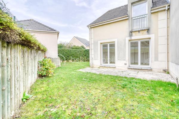 Charmante maison familiale de 81 m² loi carrez (96 m² de surface utile) de 2003, offrant un cadre de vie agréable et fonctionnel, idéal pour une famille à la recherche d'un bien clé en main et voulant bénéficier de faibles consommations énergétiques.

🏠 Description générale

Au rez-de-chaussée, vous découvrirez une entrée avec placard qui mène directement vers une cuisine pratique et bien agencée. Le séjour, lumineux et convivial, permet d’aménager un véritable espace de vie donnant accès au jardin. Un double WC ainsi qu’un dégagement complètent ce niveau.
L’escalier dessert l’étage et permet une circulation fluide et optimisée.

À l’étage, la maison propose une chambre parentale équipée d’un placard intégré et disposant de sa salle d’eau privative, un vrai atout pour le confort quotidien. Deux autres chambres viennent compléter l’espace nuit, idéales pour des enfants, un bureau ou une chambre d’ami. On retrouve également une salle de bain indépendante ainsi qu’un double WC sur ce niveau. Le palier offre un espace de circulation agréable entre les différents espaces.


🌳 Extérieurs et prestations supplémentaires

L’extérieur dispose d’un jardin privatif, parfait pour profiter des beaux jours, accueillir des enfants ou organiser des moments conviviaux.
Un garage fermé attenant 🚗 et une place extérieure de stationnement privative viennent compléter l’ensemble, offrant rangement, stationnement et praticité.

Côté confort, la maison est équipée d’un chauffage individuel au gaz 🔥, permettant une maîtrise de vos dépenses.
Le DPE est classé C, ce qui garantit une bonne performance énergétique et offre, aux futurs acquéreurs, la possibilité d'obtenir un financement avantageux auprès des banques.
Les charges de copropriété sont faibles, un point fort pour optimiser votre budget.
Taxe foncière 2025 : 2141 €

🚇 Transports & environnement

La maison bénéficie d’une localisation idéale avec :

🚌 Des lignes de bus à proximité immédiate, facilitant les déplacements au quotidien

🚉 Le RER D accessible environ à 5 minutes à pied

🚊 Le Tram T12, également accessible à pied pour rejoindre Massy ou les pôles d’activités avoisinants

🛍️ Proximité des commerces, écoles, services, ce qui en fait un quartier pratique et recherché