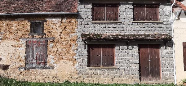 Maison de bourg à restaurer avec dépendances et terrains