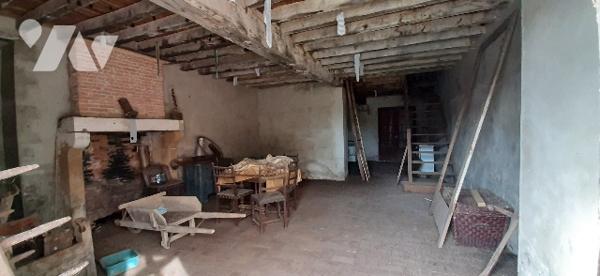 Maison de bourg à restaurer avec dépendances et terrains