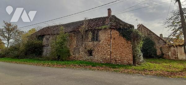 Maison de bourg à restaurer avec dépendances et terrains