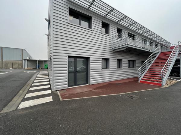 Bureaux
                                                                                                                                                                                                                                                                                                                                                                                                                                            140  m²
