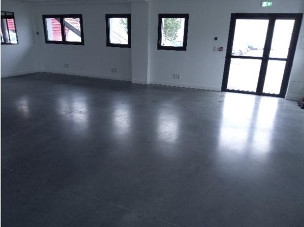 Bureaux
                                                                                                                                                                                                                                                                                                                                                                                                                                            140  m²