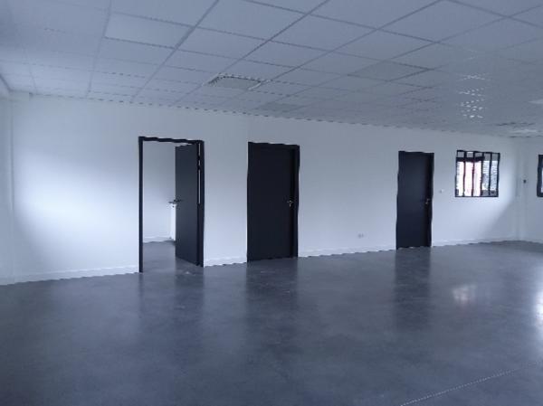 Bureaux
                                                                                                                                                                                                                                                                                                                                                                                                                                            140  m²