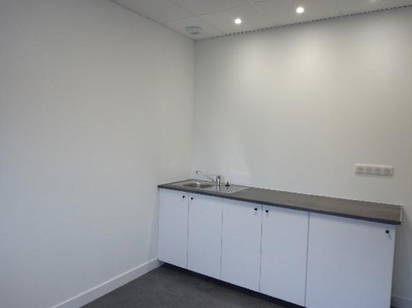 Bureaux
                                                                                                                                                                                                                                                                                                                                                                                                                                            140  m²