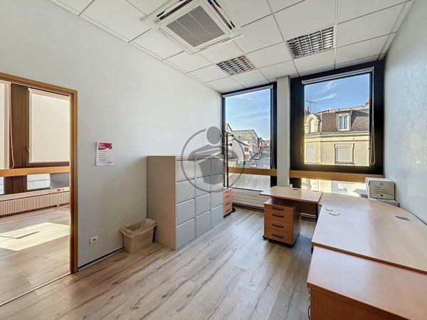 Location Bureau 11 pièces 337 m2 à Saint-Quentin