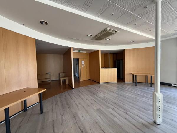 Location Bureau 11 pièces 337 m2 à Saint-Quentin