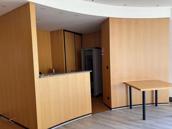 Location Bureau 11 pièces 337 m2 à Saint-Quentin