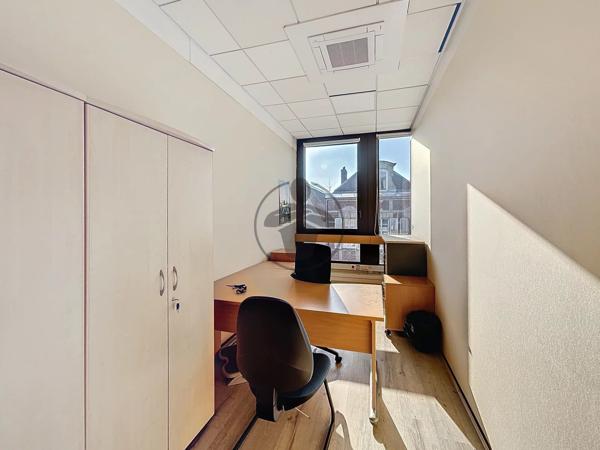 Location Bureau 11 pièces 337 m2 à Saint-Quentin