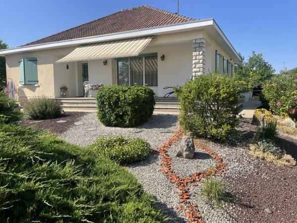 Vouillé (86190) MAISON LUMINEUSE DE 102 M2 AVEC BEAU JARDIN ARBORE DE 1.800 M2