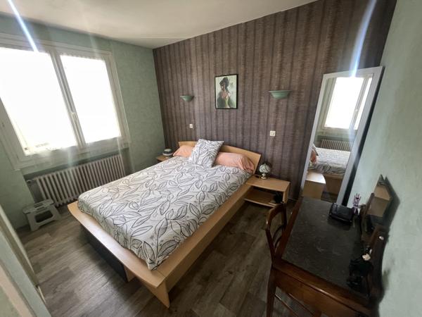 Vouillé (86190) MAISON LUMINEUSE DE 102 M2 AVEC BEAU JARDIN ARBORE DE 1.800 M2