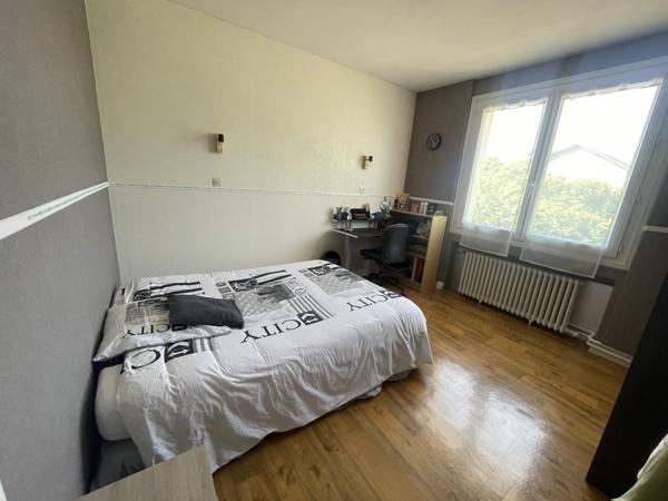 Vouillé (86190) MAISON LUMINEUSE DE 102 M2 AVEC BEAU JARDIN ARBORE DE 1.800 M2