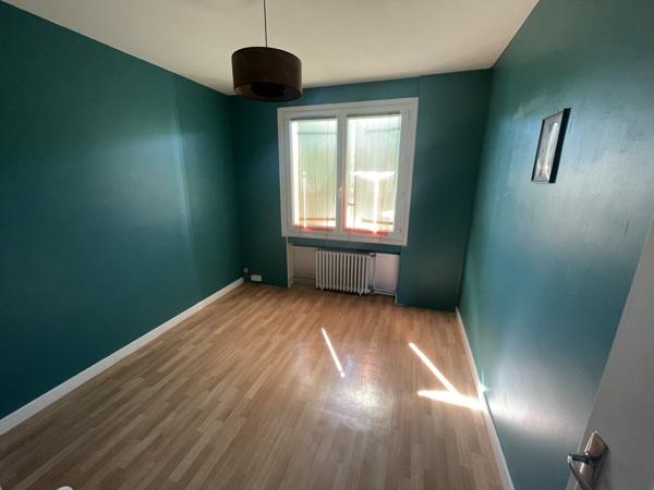 Vouillé (86190) MAISON LUMINEUSE DE 102 M2 AVEC BEAU JARDIN ARBORE DE 1.800 M2