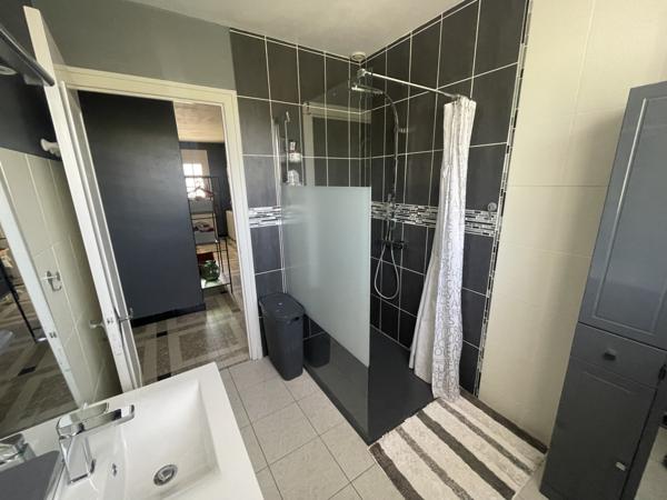 Vouillé (86190) MAISON LUMINEUSE DE 102 M2 AVEC BEAU JARDIN ARBORE DE 1.800 M2