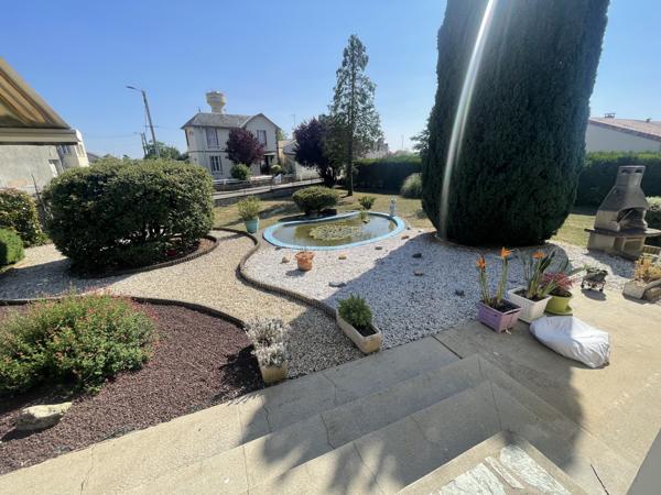 Vouillé (86190) MAISON LUMINEUSE DE 102 M2 AVEC BEAU JARDIN ARBORE DE 1.800 M2