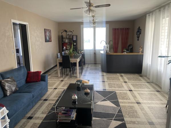 Vouillé (86190) MAISON LUMINEUSE DE 102 M2 AVEC BEAU JARDIN ARBORE DE 1.800 M2