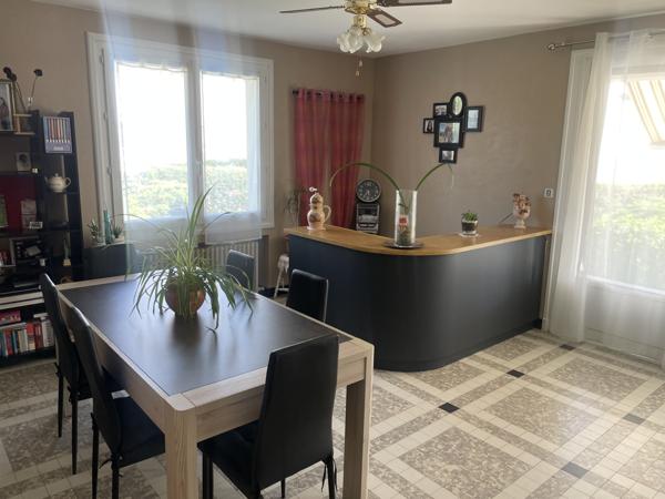 Vouillé (86190) MAISON LUMINEUSE DE 102 M2 AVEC BEAU JARDIN ARBORE DE 1.800 M2