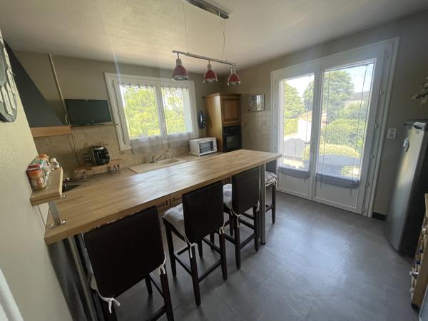 Vouillé (86190) MAISON LUMINEUSE DE 102 M2 AVEC BEAU JARDIN ARBORE DE 1.800 M2