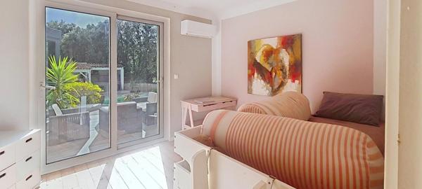 Villa spacieuse de 168m2 avec une piscine s'étendant sur 851m2 de terrain