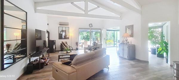 Villa spacieuse de 168m2 avec une piscine s'étendant sur 851m2 de terrain