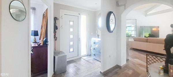 Villa spacieuse de 168m2 avec une piscine s'étendant sur 851m2 de terrain