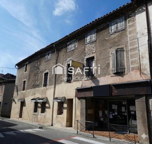 Immeuble d'habitation à rénover, idéal investisseur avec deux locaux commerciaux loués en rez-de-chaussée