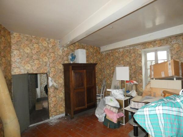 Immeuble d'habitation à rénover, idéal investisseur avec deux locaux commerciaux loués en rez-de-chaussée