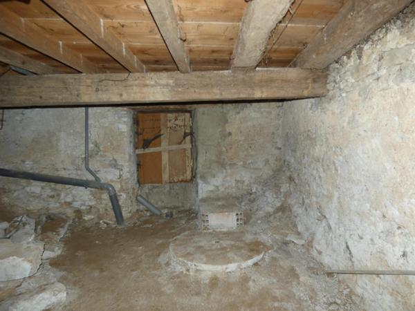 Immeuble d'habitation à rénover, idéal investisseur avec deux locaux commerciaux loués en rez-de-chaussée