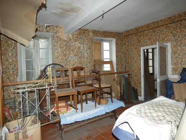 Immeuble d'habitation à rénover, idéal investisseur avec deux locaux commerciaux loués en rez-de-chaussée