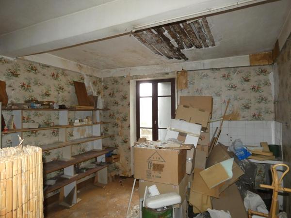 Immeuble d'habitation à rénover, idéal investisseur avec deux locaux commerciaux loués en rez-de-chaussée