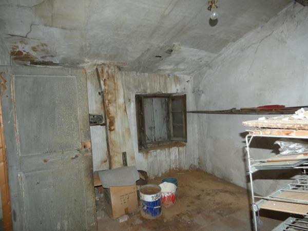 Immeuble d'habitation à rénover, idéal investisseur avec deux locaux commerciaux loués en rez-de-chaussée