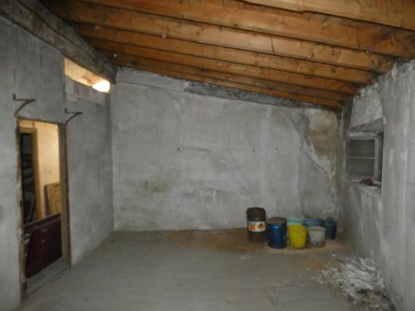 Immeuble d'habitation à rénover, idéal investisseur avec deux locaux commerciaux loués en rez-de-chaussée