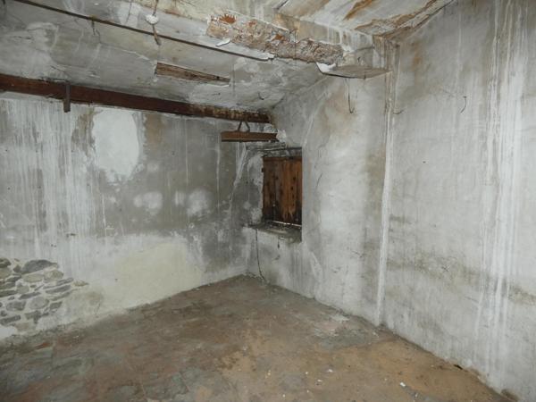 Immeuble d'habitation à rénover, idéal investisseur avec deux locaux commerciaux loués en rez-de-chaussée