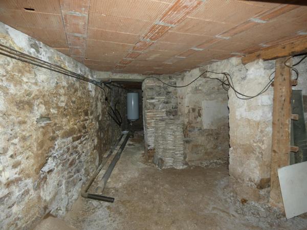 Immeuble d'habitation à rénover, idéal investisseur avec deux locaux commerciaux loués en rez-de-chaussée