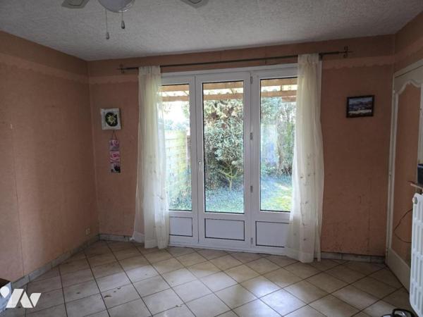 Maison semi mitoyenne sur une parcelle de 443m² 3 chambres jardin garage