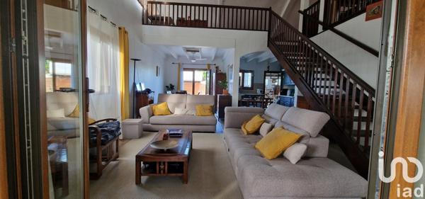 Maison traditionnelle 5 pièces de 187 m² à Saint-André (97440)