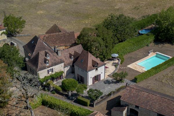 À 10 minutes de Cahors : belle propriété en pierre avec 3 chambres, une annexe et une piscine