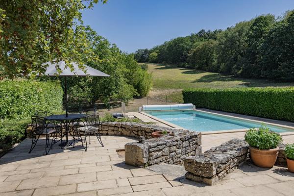 À 10 minutes de Cahors : belle propriété en pierre avec 3 chambres, une annexe et une piscine